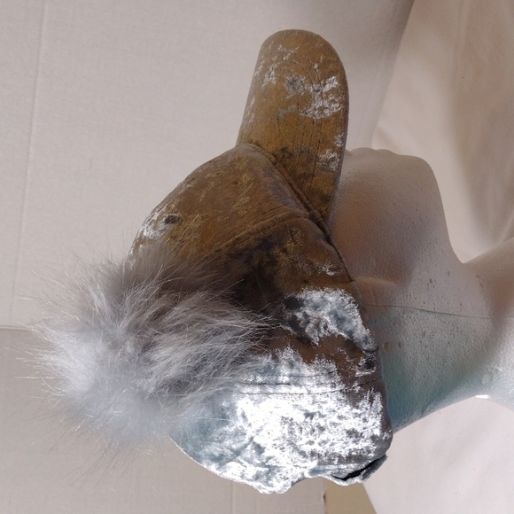 Crushed velvet baseball cap with 2 faux fur pom poms - Picture 4 of 5